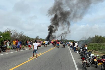 Habitantes de la región estaban aglomerados alrededor del camión cisterna, al parecer para recoger combustible del vehículo accidentado.