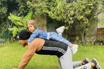 Andrés Chicaiza y su pequeña Noelía en los trabajos en la cuarentena.