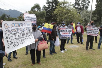 El gremio de buses urbanos y rurales de Quito exigen el aumento de la tarifa del pasaje.