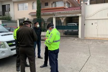 Personal de la Policía acudió donde la familia afectada para investigar el delito.