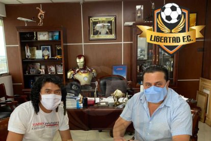 Alex Colón firmó su contrato con el presidente del equipo lojano