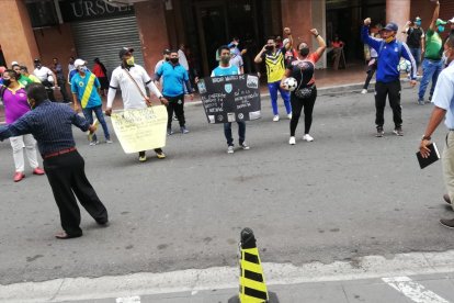 Entrenadores de varias escuelas de fútbol caminaron por las calles de Guayaquil.