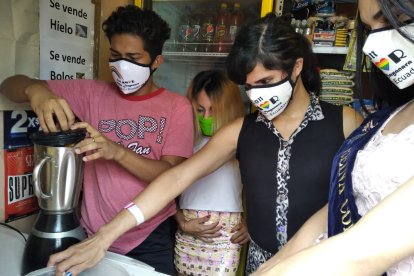 Cinco son las personas encargadas del comedor. Hoy ayudó Mia Coello, reina de la Comunidad LGBTI.