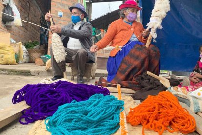 El hilado de lana de borrego es uno de los atractivos turísticos que empezó a reactivarse en Cuenca, una vez que cambió el semáforo a amarillo.