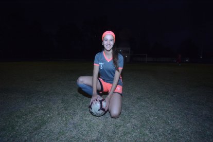 Alegría Vásconez, zaguera de Ñañas, a la par que se prepara para la Superliga femenina, inició una campaña solidaria.