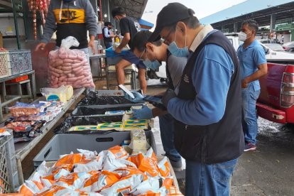 Los productos decomisados no tenían notificación sanitaria. Los comerciantes del mercado recibieron recomendaciones para no transgredir la ley.