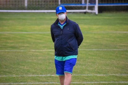 Carlos Ischia con mascarilla durante el entrenamiento de Delfín