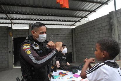 Con mucha atención, Joel replica cada una de las palabras que su ‘profe’ le enseña.