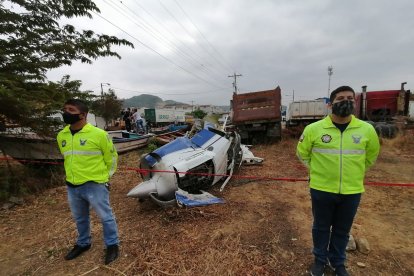 Agentes policiales resguardan la aeronave.