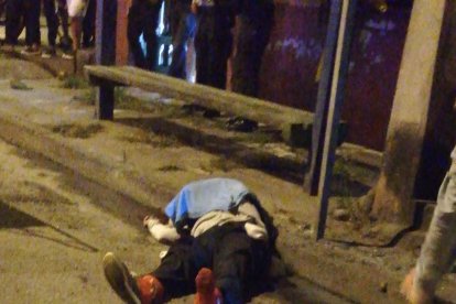 Laureano Lara quedó tendido sobre la calzada.