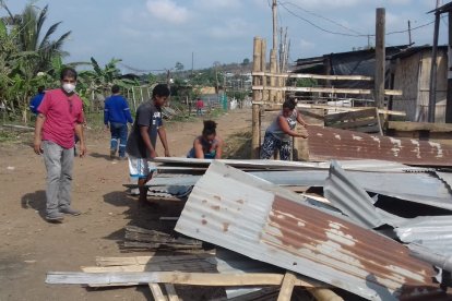 Las familias asentadas de manera ilegal fueron obligadas a salir de la zona.