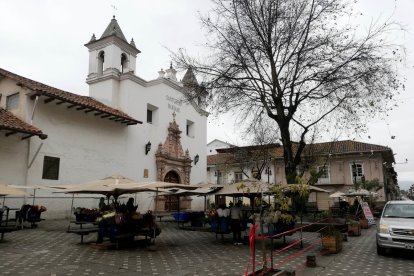 La plazoleta está muy cerca de la iglesia de El Carmen.