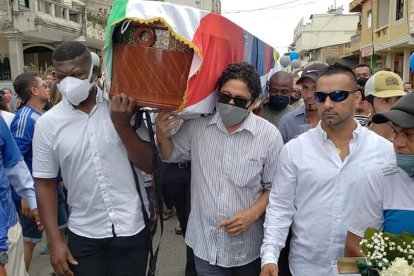 Augusto Poroso, Kléber Fajardo, Iván Hurtado y Vidal Pachito cargando el cuerpo de su amigo Dannes Coronel.