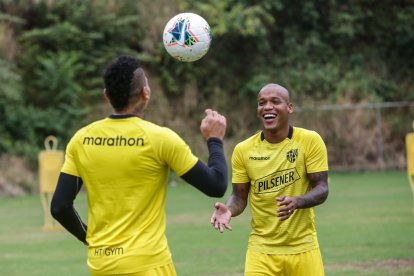Mientras tanto Jonatan Álvez y Ely Esterilla siguen entrenando para cuando el COE Nacional determine el regreso del fútbol.