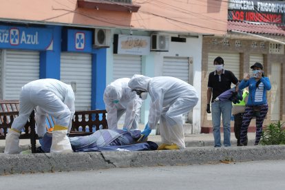 Algunas de las personas fallecidas en la época más dura de la pandemia, aún no han sido identificadas.

ABRIL del 2020

4 GERARDO MENOSCAL

Agencia (ag-expreso)