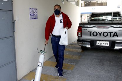 Paúl Utreras ayudó a su amiga a conseguir un tanque de oxígeno. La madre de ella tiene coronavirus y necesitaba uno de estos.