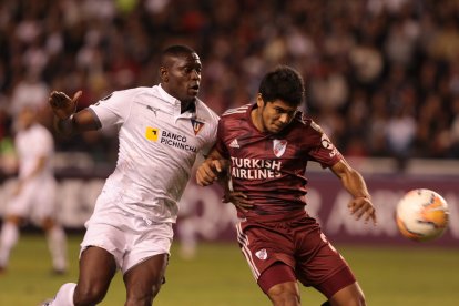 Cristian Martínez de Liga de Quito disputa el balón con Anguileri de River Plate por Copa Libertadores 2020.