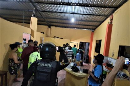 El fiscal allanó la casa donde supuestamente encontró a las sexo-servidoras junto a los hombres, bebiendo alcohol.