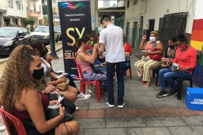 En su mayoría, son mujeres trans las que acuden a recoger la ayuda que brinda la fundación.