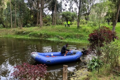 Un nutrido grupo de policías y bomberos buscaron intensamente al niño hasta que lo hallaron.