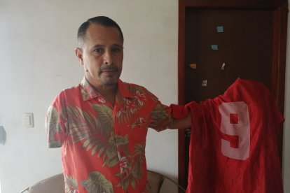 Tony Torres, exfutbolista que llegó a primera división pese a no tener su brazo derecho, muestra la camiseta del Deportivo Quevedo.
