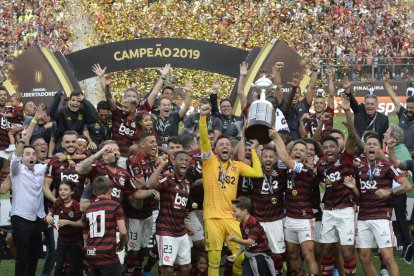 Flamengo celebrando el título de Copa Libertadores, en la primera final única que fue en Lima, Perú en 2019.