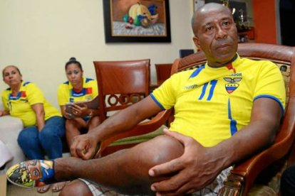 Ermen Benítez sostiene que el jugador que firma doble contrato, se hace faltar el respeto.