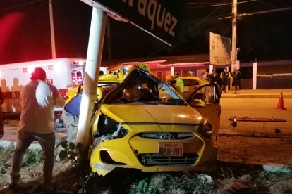 En este taxi viajaban cinco personas que resultaron con lesiones graves.