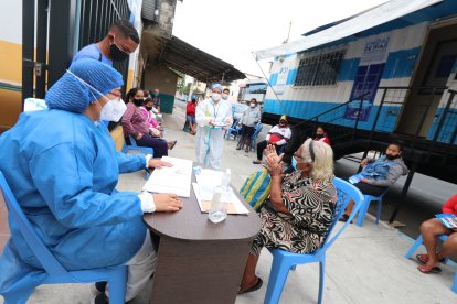 En la calle 36 entre Chambers y Francisco Segura se atiende a pacientes y se realizan pruebas para detectar el coronavirus.  

Agencia (ag-extra)
