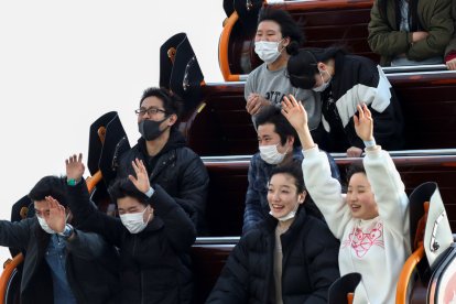 En uno de los parques en Japón se prohibe gritar en la montaña rusa para que el COVID-19 no se propague.