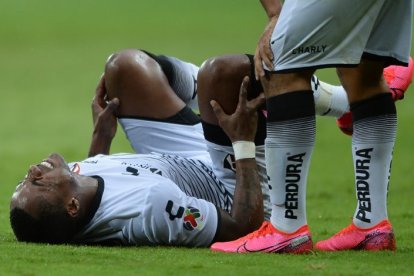 Renato Ibarra sufrió una lesión en la rodilla derecha, en su debut con el Atlas mexicano.