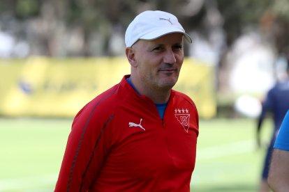 Pablo Repetto, director técnico de Liga de Quito, calificó de positivo el poder entrenar en cancha con el plantel completo.