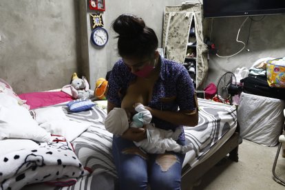 María de 19 años comparte su leche materna con un bebé de 15 días de nacido, abandonado por sus padres consumidores de H.