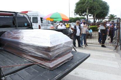 Familiares aguardaban en los exteriores de Criminalística la salida de los cuerpos de sus seres queridos. Las cajas estaban embaladas. 
GERARDO MENOSCAL
Agencia (ag-expreso)