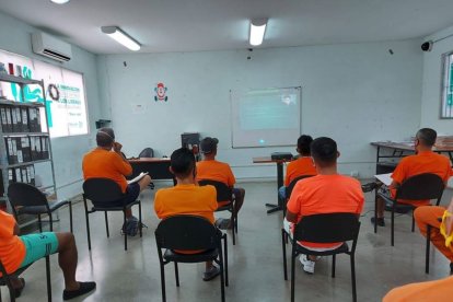 En los centros penitenciarios se adecuaron aulas para que las personas privadas de libertad reciban las capacitaciones.