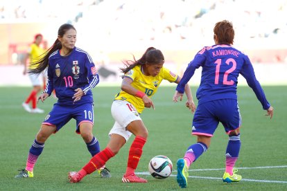 La tricolor Kerlly Real (19) defiende el esférico de las japonesas, en el Mundial de Canadá 2015.