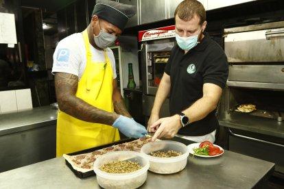 Randy nunca ha trabajado en restaurantes y no sabe cocinar. Su jefe, Alejandro, le enseña de a poco ciertas preparaciones. Hoy trabaja en ‘La Parrilla del Ñato