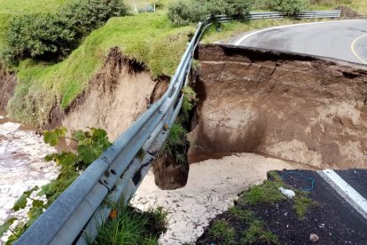 En Baños, anoche, se presentaron deslizamientos en la ruta que conduce a Puyo.