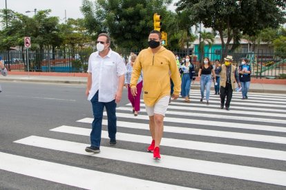 Andrés Roche (izq.) acudió al sector Guamote, en la perimetral, la reactivación de los Cruces Tecnológicos Seguros.