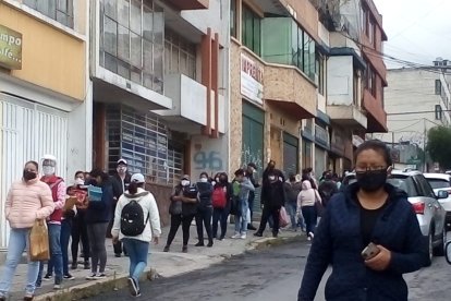 Fila de padres de familia registrada afuera del Colegio Simón Bolívar de Quito.