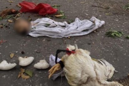 Los objetos, esparcidos en el suelo, a pocos metros de la puerta 2 del Cementerio General.