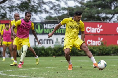 Los toreros ya hicieron algo de fútbol, pero en grupos. Por un lado los defensas y en otro, los delanteros y volantes.