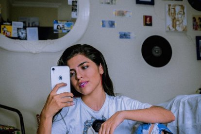 Emma está pasando por duros momentos. Borrar su video de internet es imposible. Pidió a las personas que sientan empatía por su caso.