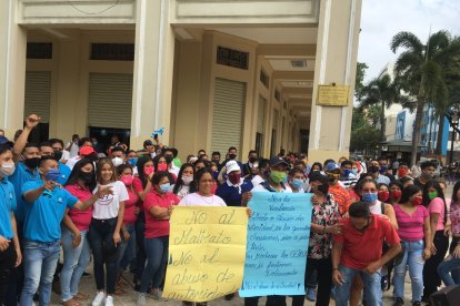 Los propietarios de las clínicas de rehabilitación acudieron con pacientes y sus familiares.