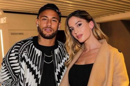 La novia del astro brasileño Neymar publicó fotos de infarto.