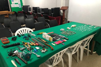 Todos estos objetos decomisaron los agentes durante la revisión que hicieron.