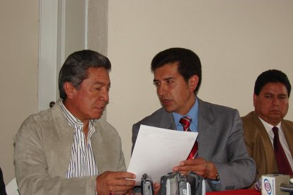 Eduadro Granizo (d), expresidente de Olmedo, fue suspendido en 2009 por dos años en la FEF, tras supuestamente haber injuriado a Luis Chiriboga, expresidente de la Ecuafútbol.