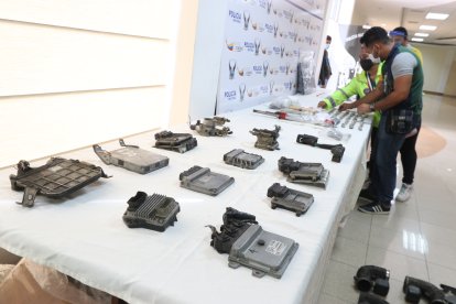 Varios cerebros de vehículos se incautaron entre las evidencias. Este operativo se suma a la detención de cuatro personas por robo de carros.