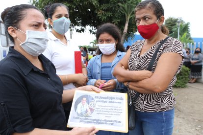 Laura Haga muestra la placa que hizo para su amado, Luis Fernando Yépez Peralta.  
GERARDO MENOSCAL
Agencia (ag-expreso)