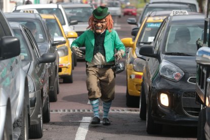 El duende va entre los carros  haciendo gracias y pidiendo monedas.